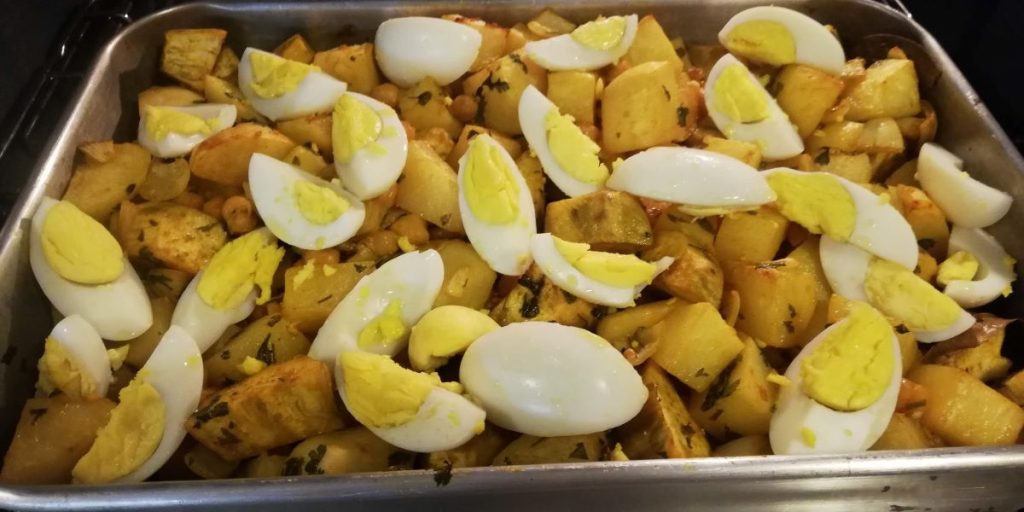 Batatas assadas com grão de bico e ovos cozidos
